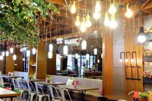 Desain Meja Cafe Kayu Bikin Hangout Lebih Asik