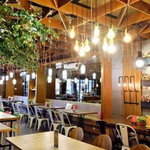 Desain Meja Cafe Kayu Bikin Hangout Lebih Asik